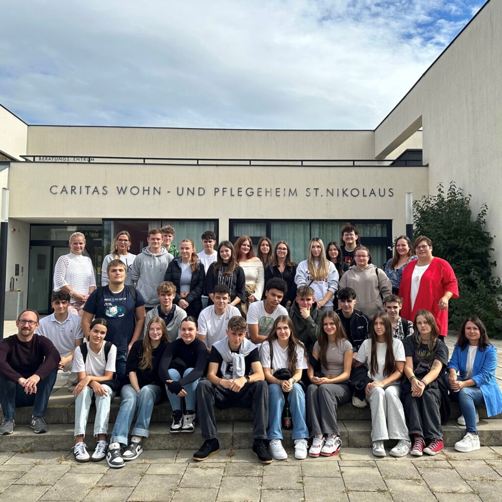Gruppenfoto vor dem Caritas Wohn- und Pflegeheim St. Nikolaus