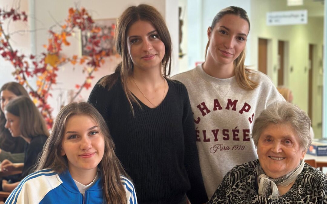 Schülerinnen und eine Bewohnerin im Caritas Wohn- und Pflegeheim St. Nikolaus