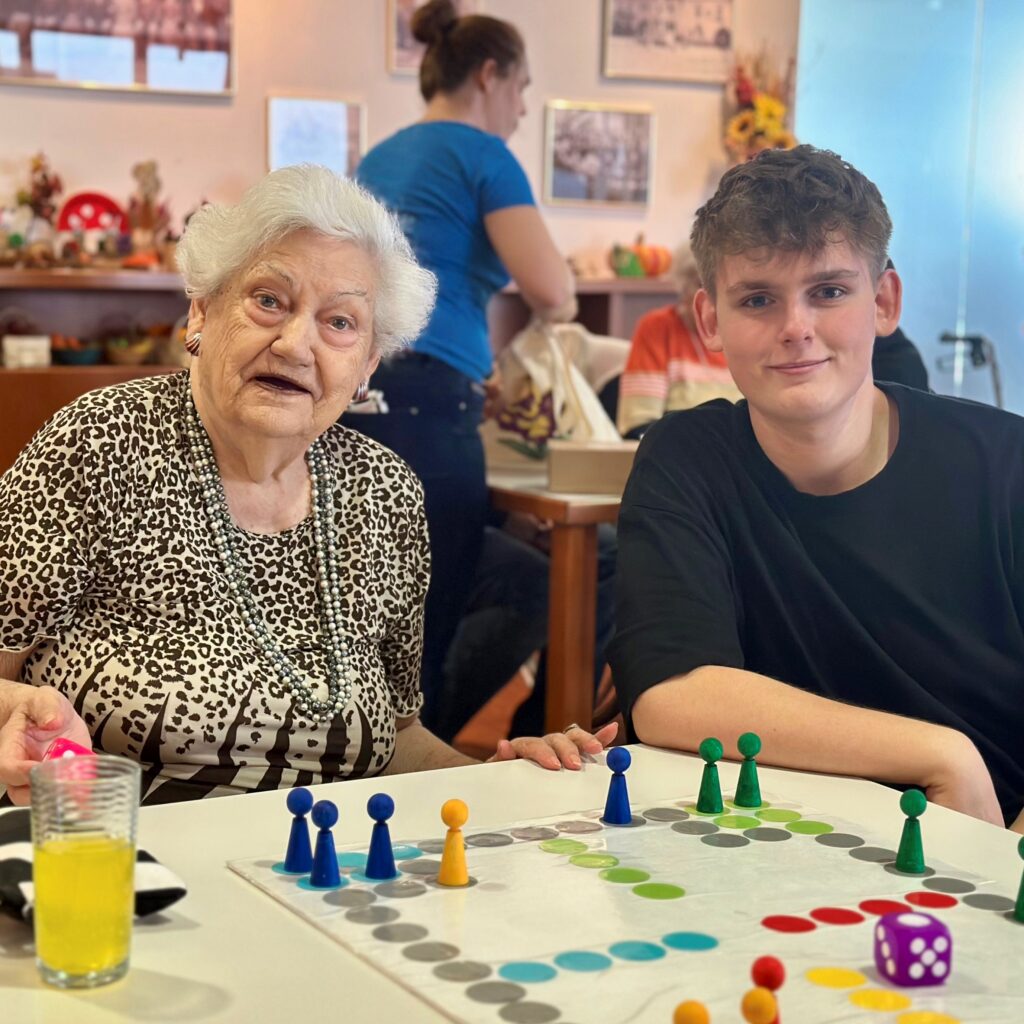 Brettspiel mit Bewohnerin im Caritas Wohn- und Pflegeheim St. Nikolaus