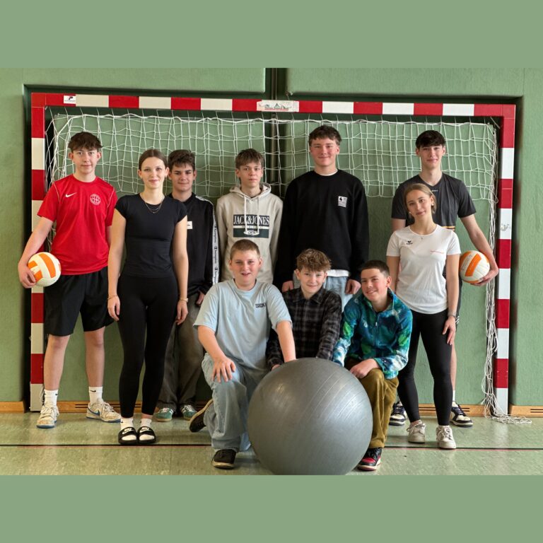 SchülerInnen und Schüler der Mittelschule Gols und des PANNONEUMs im Turnsaal am PANNONEUM