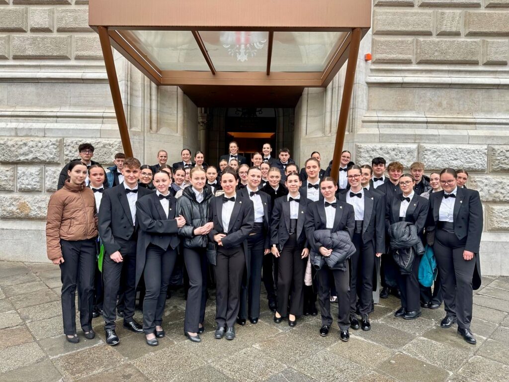 Das Service-Team des PANNONEUMs für den Opernball 2025
