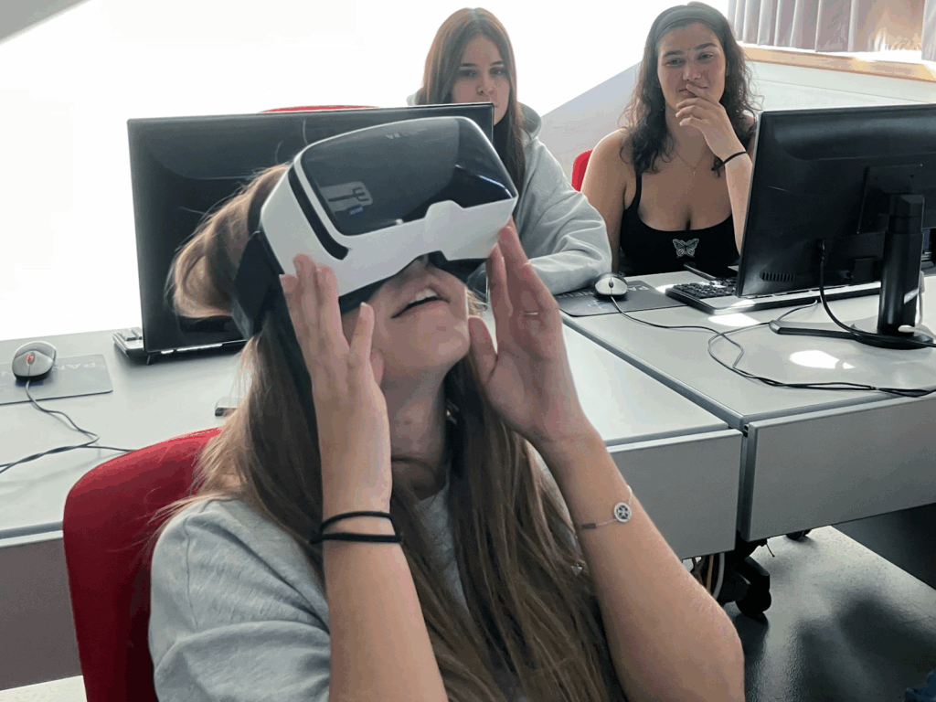Schülerin mit VR-Brille