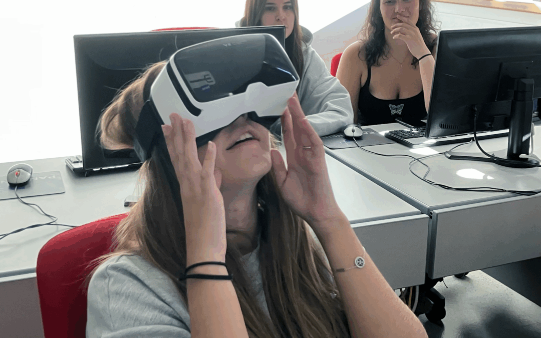 Schülerin mit VR-Brille